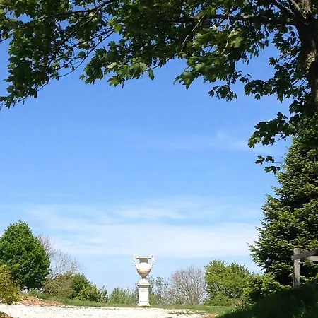 Domaine De La Rue Bed and breakfast Saint-Léonard-des-Parcs
